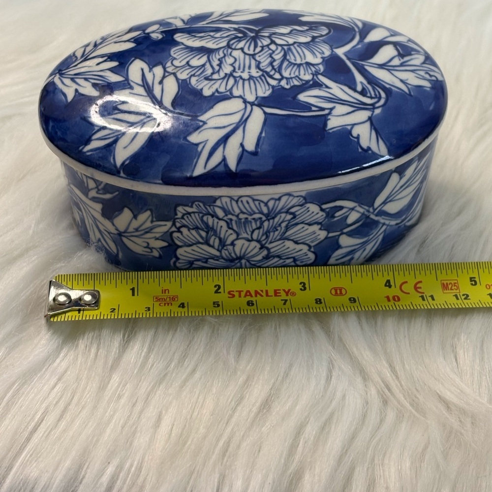 (117)Vintage Blue and White Floral Ceramic Trinket Box - Picture 7 of 7